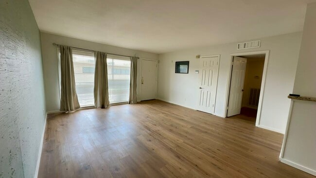 Building Photo - 3809 N Braeswood Blvd