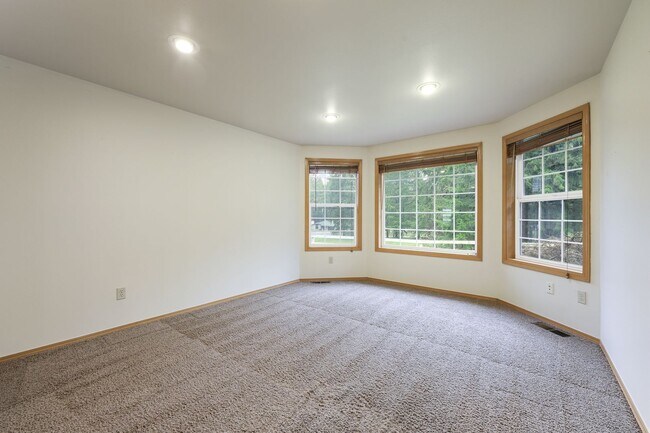 Building Photo - Move in ready! 3 bed, den, 2 bath rambler on 4.62 acres with pasture in Tumwater School District.