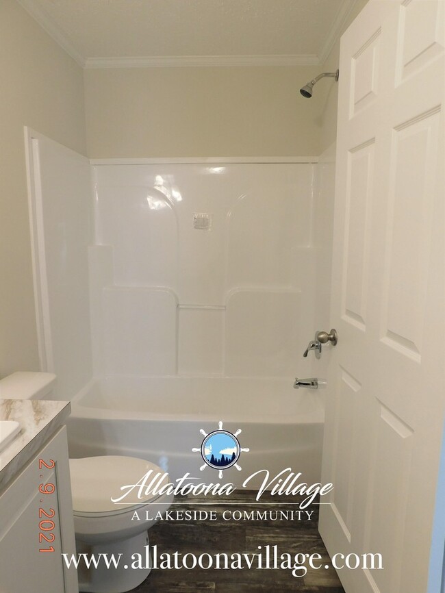 Building Photo - Lake Allatoona Living and 1 mile from Down...
