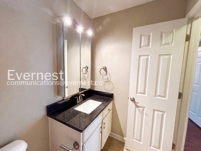 Building Photo - 2315 Chestnut Path