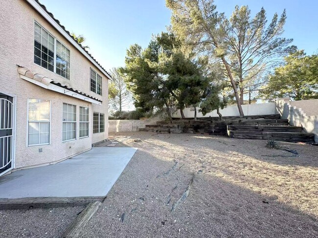 Building Photo - Big yard and by Desert Shores