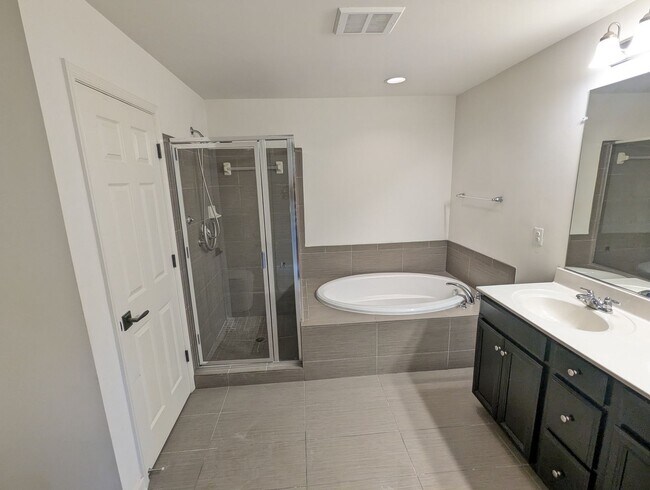 Building Photo - Two Level END UNIT condo in East of Market...