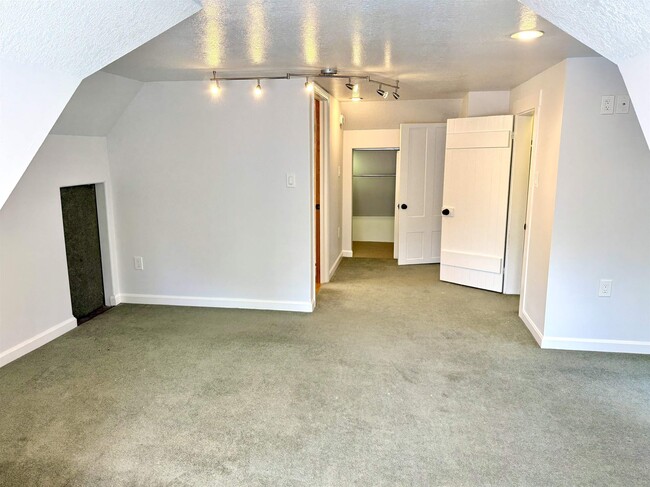 Building Photo - 306 McGregor St