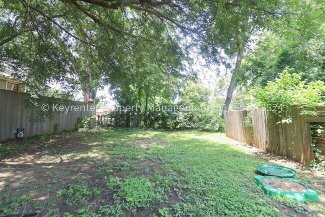 Building Photo - 1359 E 60th St