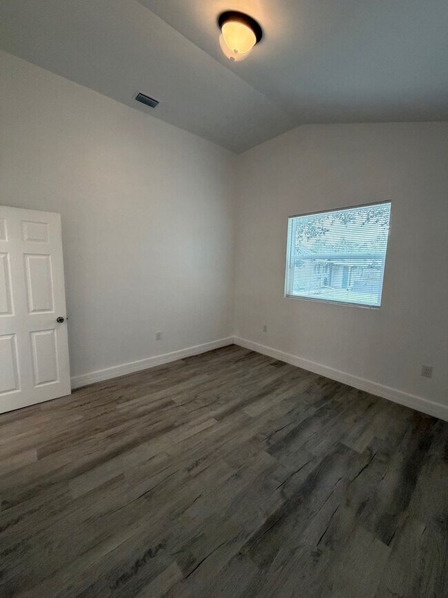 Building Photo - Arlington