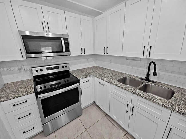 Building Photo - 315 NE 165th St