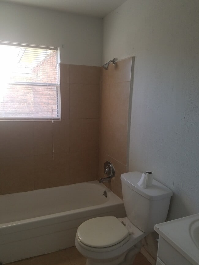 Building Photo - 2 bedroom 1 bath 43rd Ave. L - pet friendly