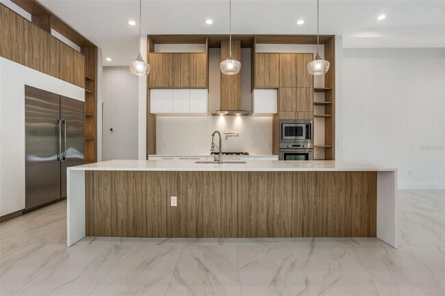 Building Photo - 16110 Pendio Dr