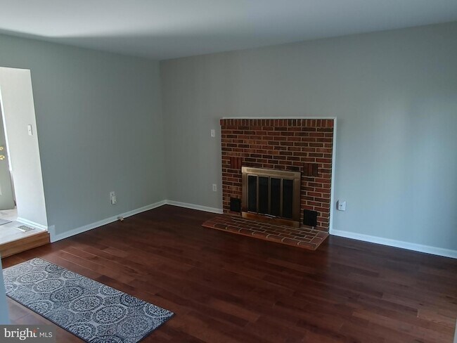 Building Photo - 345 Silver Ridge Dr
