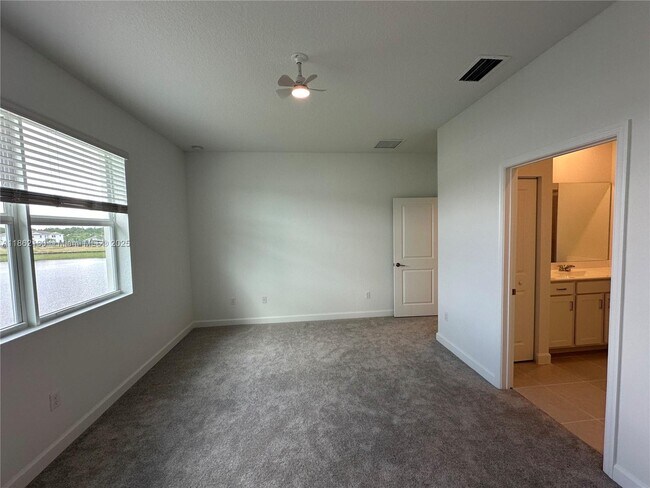Building Photo - 402 SE Crossoak Ln