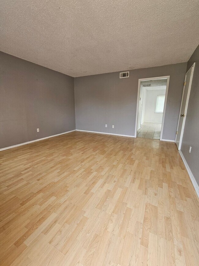 Building Photo - 129 Crystal Bend