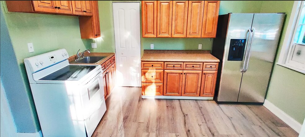 Building Photo - 404 N Ridgewood Ave