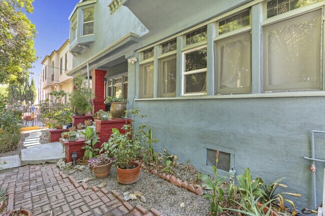 Building Photo - 230 N Bonnie Brae St