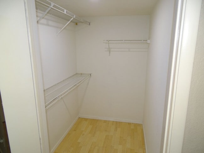 Building Photo - Well Cared For 1 Bed, 1 Bath 2nd Floor West Side Condo