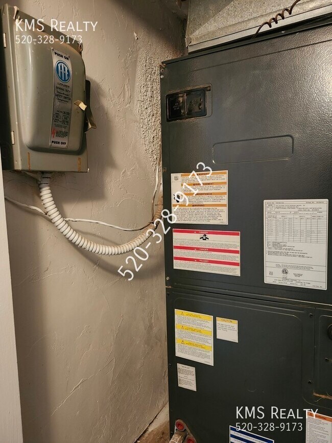 Building Photo - 2565 N Fair Oaks Ave