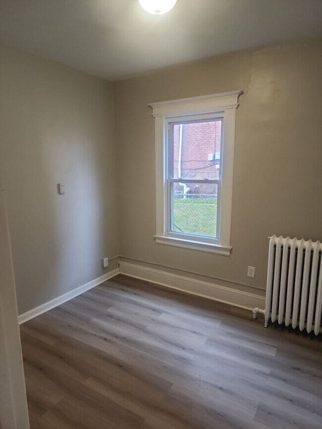 Building Photo - 93 Maple Ave