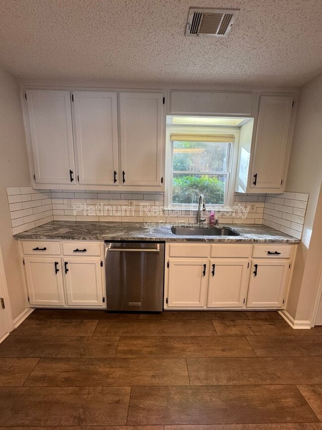 Building Photo - 335 Charlyne Way