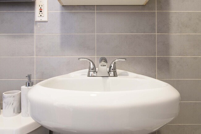 Building Photo - 69 Clinton St