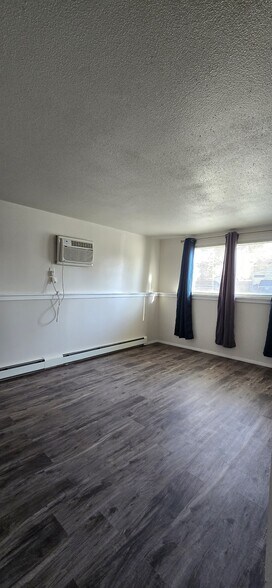 Living room - 522 5th St W