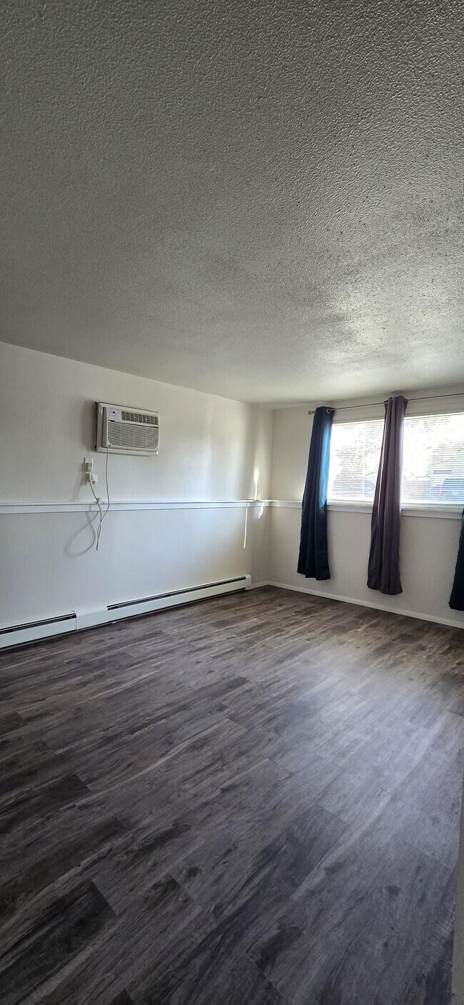 Living room - 522 5th St W