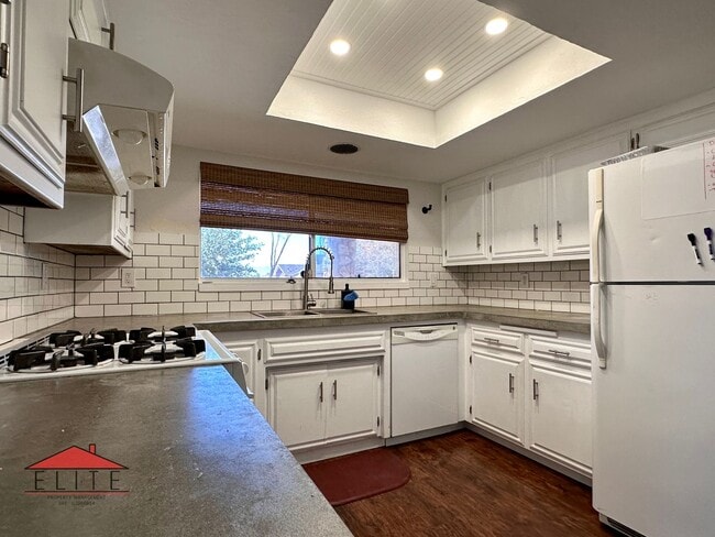Building Photo - 224 Larkspur St