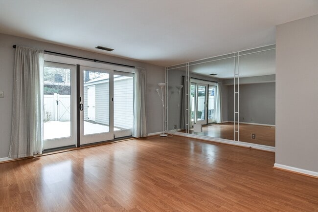 Building Photo - 1907 Windsor Dr