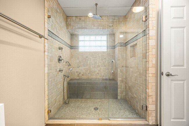 Building Photo - 18311 Oak Hampton Dr