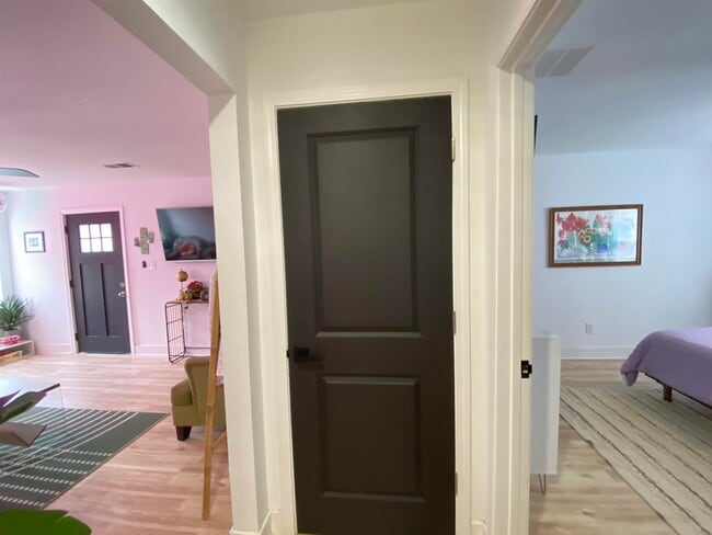 Building Photo - 82 N Holmes St