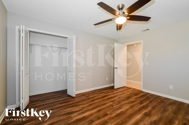 Building Photo - 1257 Poinsettia Dr