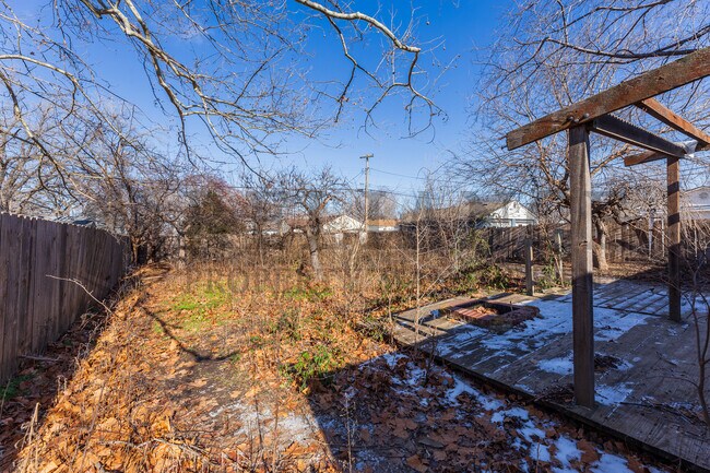 Building Photo - 420 Benway St