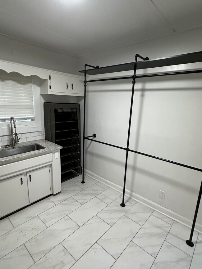 Building Photo - 313 Capital Ave