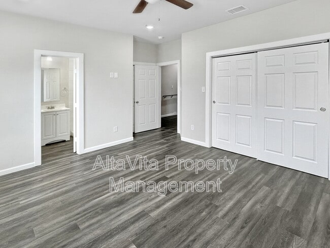Building Photo - 3213 Chenault St