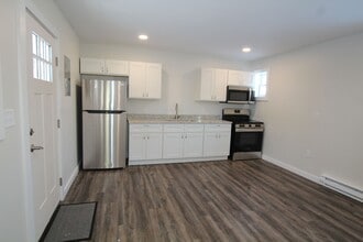 Building Photo - Beautifully remodeled and completed 1 bedroom apartment. FREE MONTH OF RENT!*