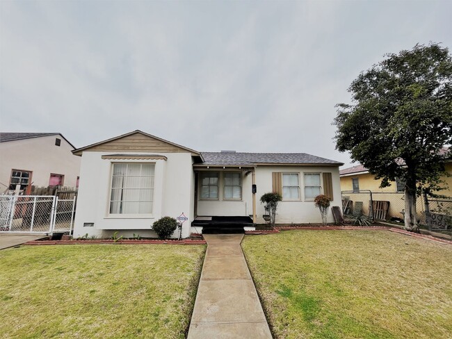 Primary Photo - Centrally located 3-bedroom house