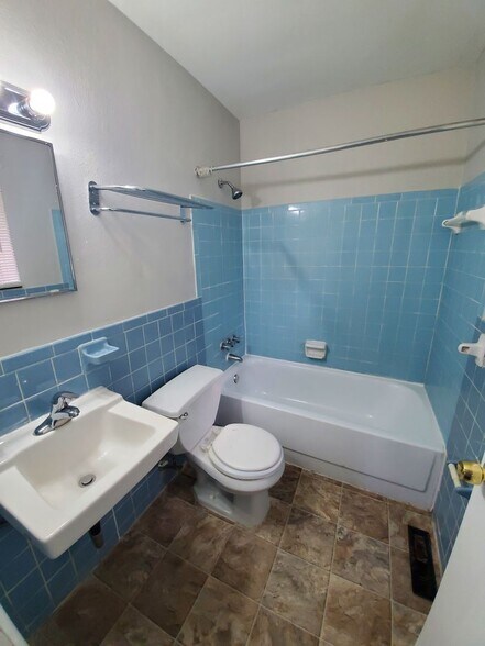 Bathroom - 706 N Broadway St