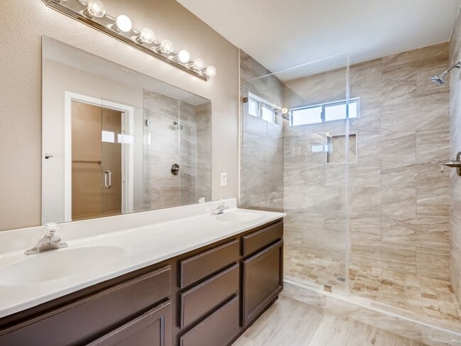 Building Photo - SPACIOUS & ELEGANT LIVING IN THIS GATED HE...