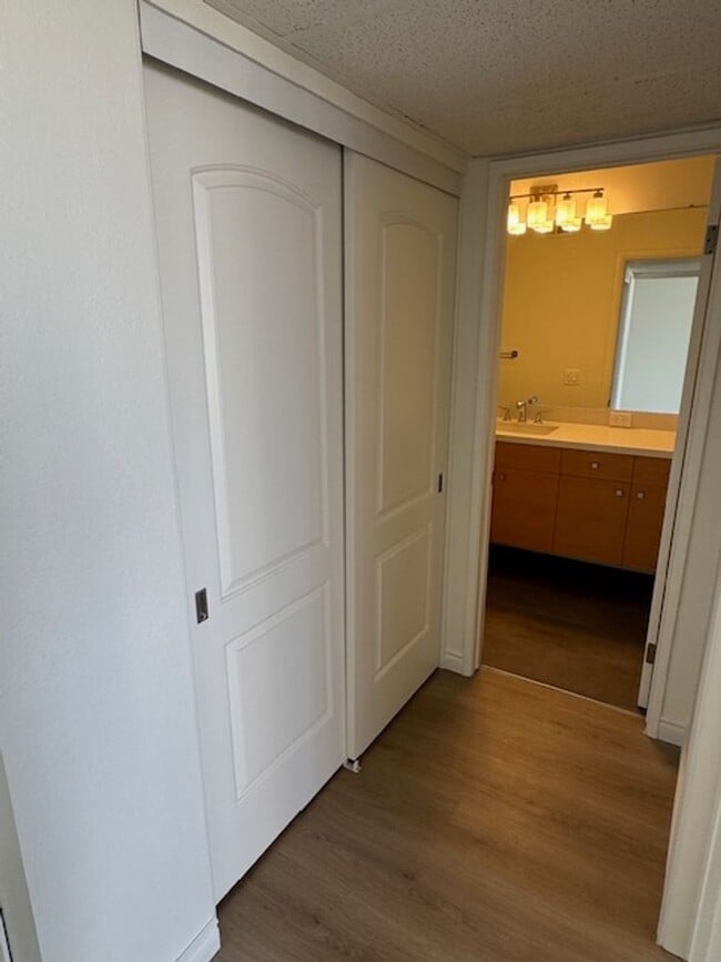 Building Photo - Steps from Alamitos Beach! Modern 1 bed 1 ...