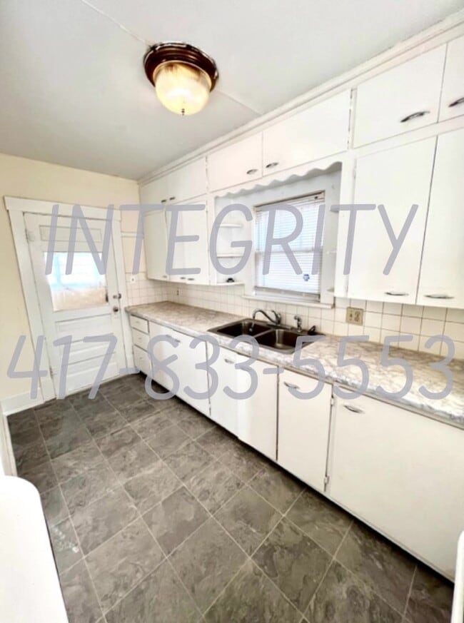 Building Photo - 517 W Minota St