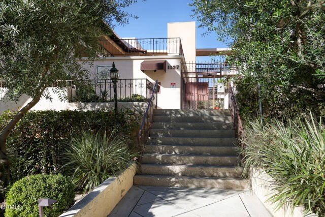 Building Photo - 1127 E Del Mar Blvd