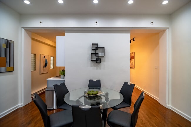 Building Photo - 117 E Bellevue Pl