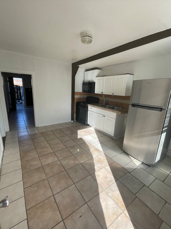 Building Photo - 124 E Evans Ave