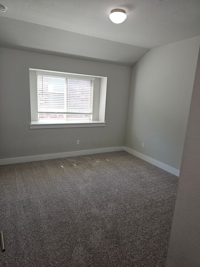 Building Photo - $500 discount for Lease signed in June!