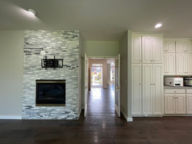 Building Photo - Custom Traditional Home in Montreux Neighborhood 3Bd/2Ba Home with 3 Car Garage!! Close to Cedar ...