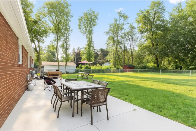 Building Photo - 8254 Mary Ann Ave