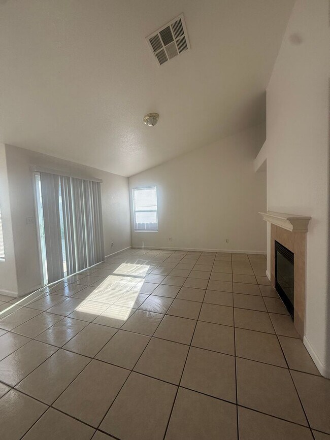 Building Photo - Move-in Ready!