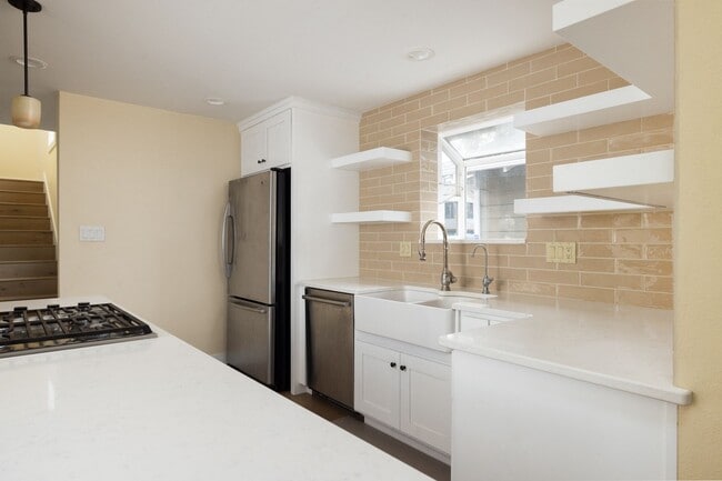 Building Photo - Remodeled & Charming 4 bed/3 bath w/ Yard and Hot Tub