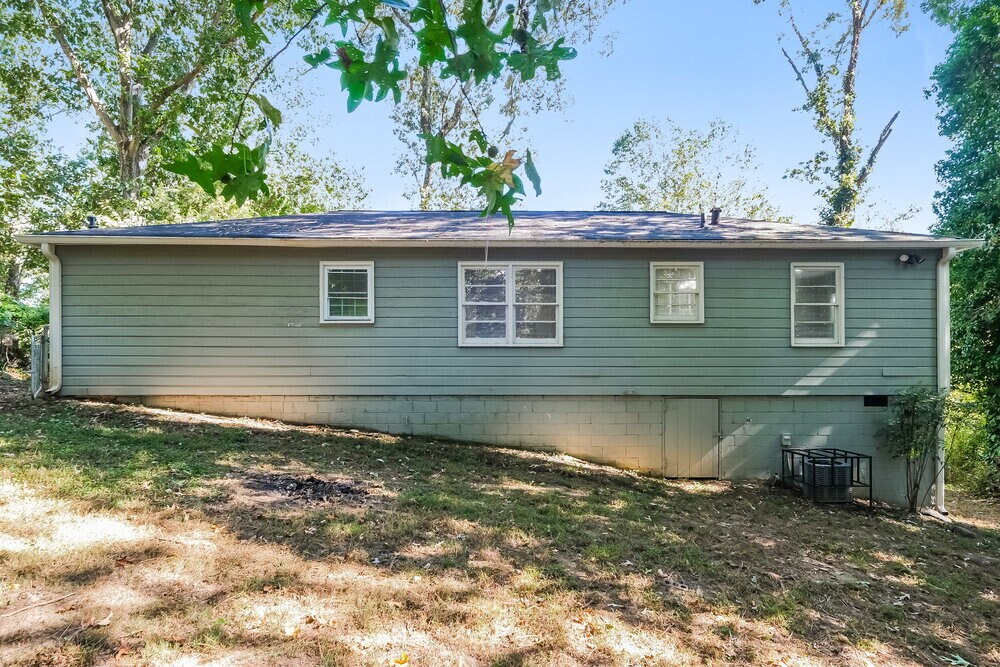 Building Photo - 6103 Blackhawk Trail SE