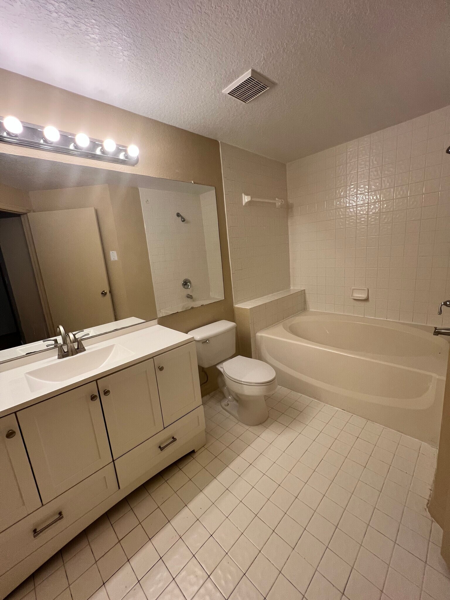 Primary Bathroom room - 5512 Metrowest Blvd