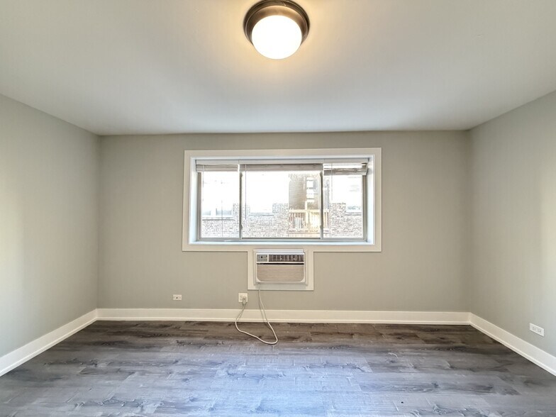 Building Photo - 447 W Surf St