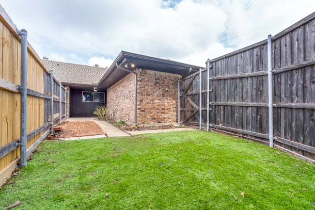 Building Photo - 2820 Clear Springs Dr
